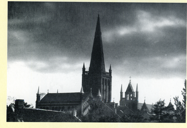 Memel, Türme und Giebel der reformierten Kirche und der Landkirche St. Jacobi