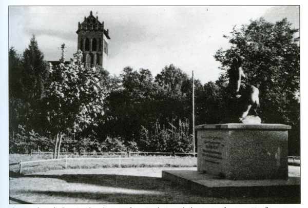 Gerdauen, Platz vor der Schule mit Denkmal "Kampf um Freiheit und Ehre" ...