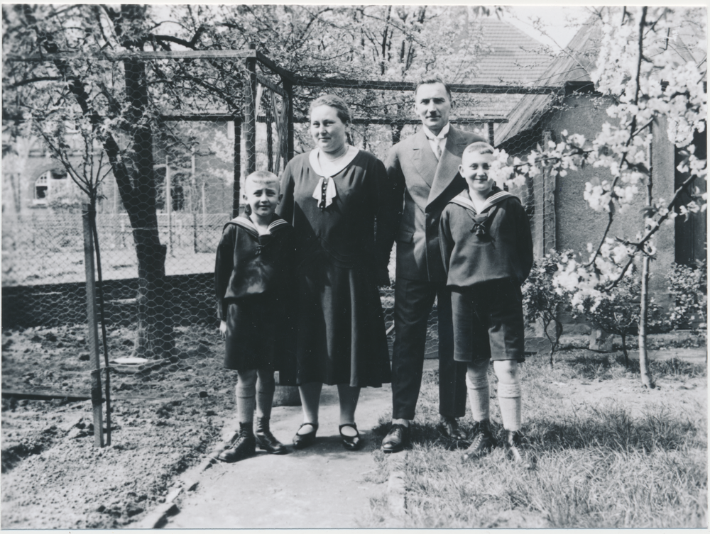 Groß Wannagupchen, Familie George Schneider und Ehefrau Elisabeth mit den Söhnen Rudolf (links) und Helmut