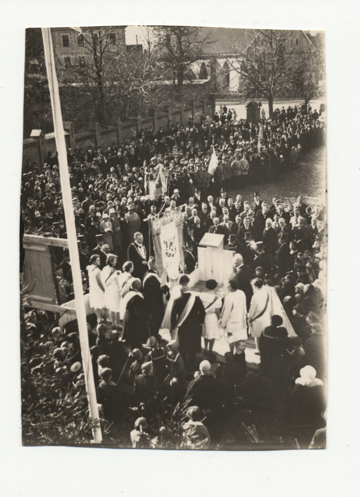 Labiau, Marktplatz, Männergesangsverein, Fahnenweihe vor dem Schloss