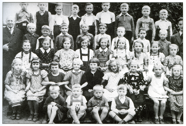Neusobrost (Ostpr.), Klassenaufnahme mit Lehrer Laurischkus links und Lehrer Hahn rechts