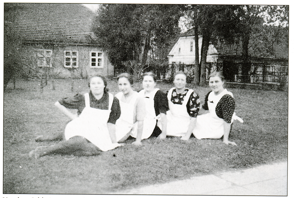 Willkamm, Vor dem Schloss, im Hintergrund Beamtenhaus und Wirtschaftsgebäude