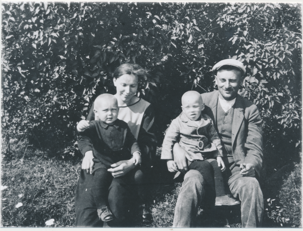 Schwirgallen,  Albert Wirsching mit seiner Frau Herta, geb. Sellin und zwei Kindern