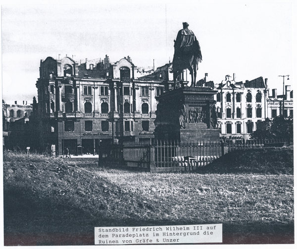 Königsberg (Pr.), Paradeplatz, linkes Eckhaus Verlagshaus und Buchhandlung "Gräfe und Unzer" und Denkmal Friedrich Wilhelm III., Kriegszerstörungen