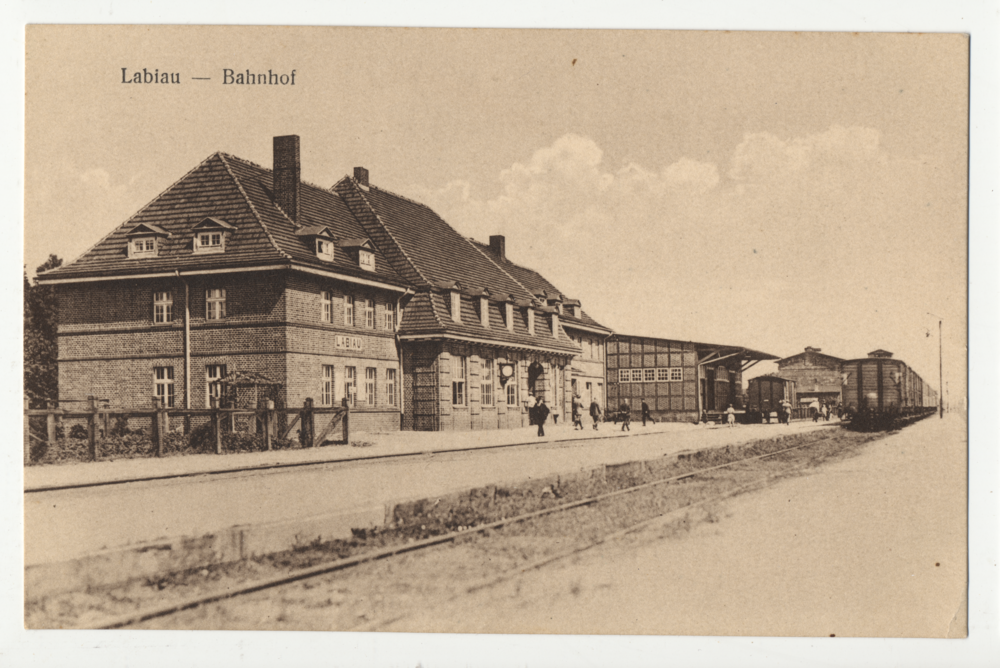 Labiau, Bahnhof, Bahnsteige, Güterwaggon und Lagerhäuser