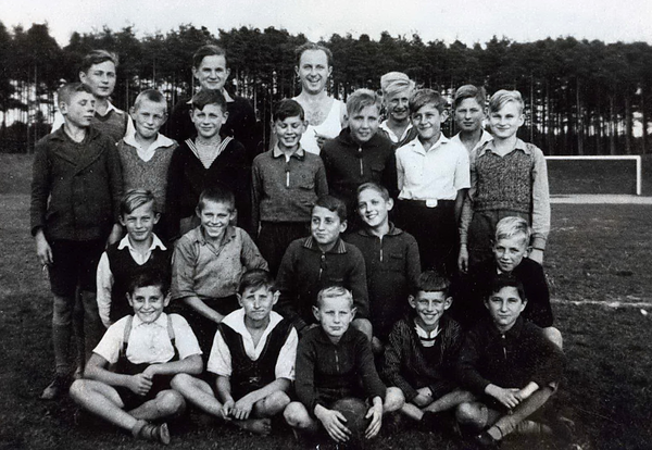 Memel, Libauerstraße, Lehrer Gerhard Weichbrodt mit Schülern der kath. Schule
