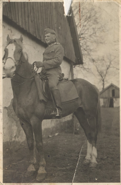 Groß Grabuppen, Fritz Klemm auf seinem Pferd "Sperber"