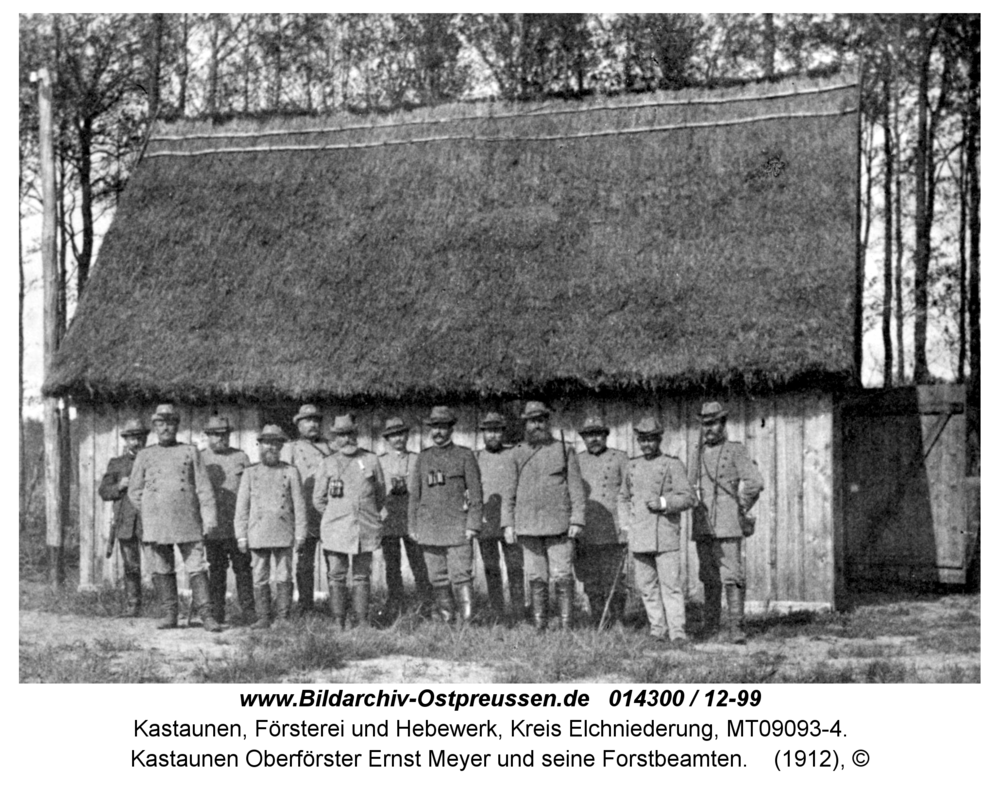 Kastaunen Oberförster Ernst Meyer und seine Forstbeamten