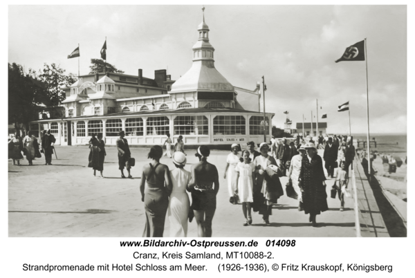 Cranz, Strandpromenade mit Hotel Schloss am Meer