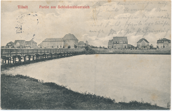 Tilsit, Teichbrücke mit Blick auf das Realgymnasium und Villen in der Sommerstr.