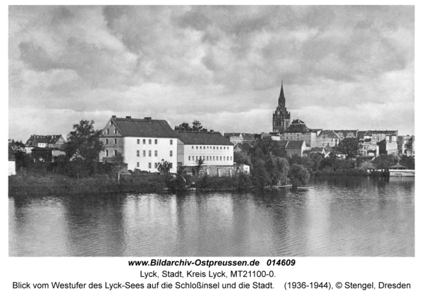 Lyck, Blick vom Westufer des Lyck-Sees auf die Schloßinsel und die Stadt