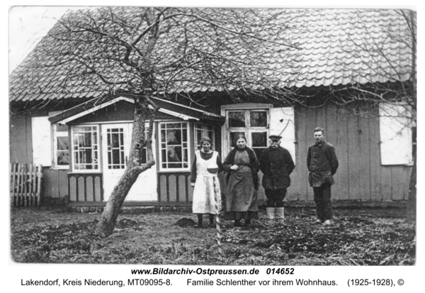 Lakendorf, Familie Schlenther vor ihrem Wohnhaus