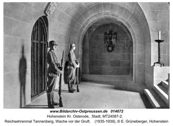 Hohenstein Kr. Osterode, Reichsehrenmal Tannenberg, Wache vor der Gruft