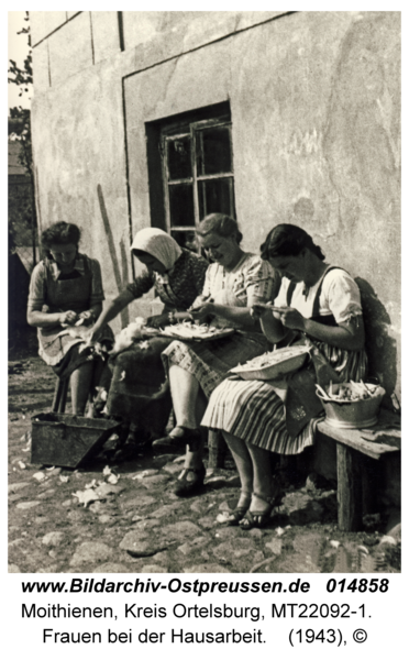 Moithienen, Frauen bei der Hausarbeit