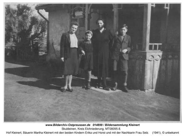 Skuldeinen, Hof Kleinert, Bäuerin Martha Kleinert mit den beiden Kindern Erika und Horst und mit der Nachbarin Frau Selz