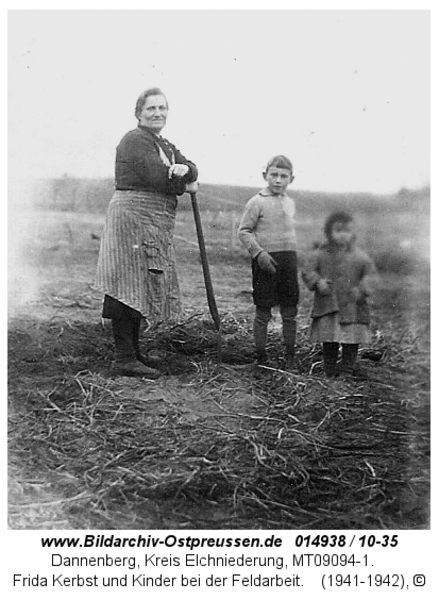 Dannenberg, Frida Kerbst und Kinder bei der Feldarbeit