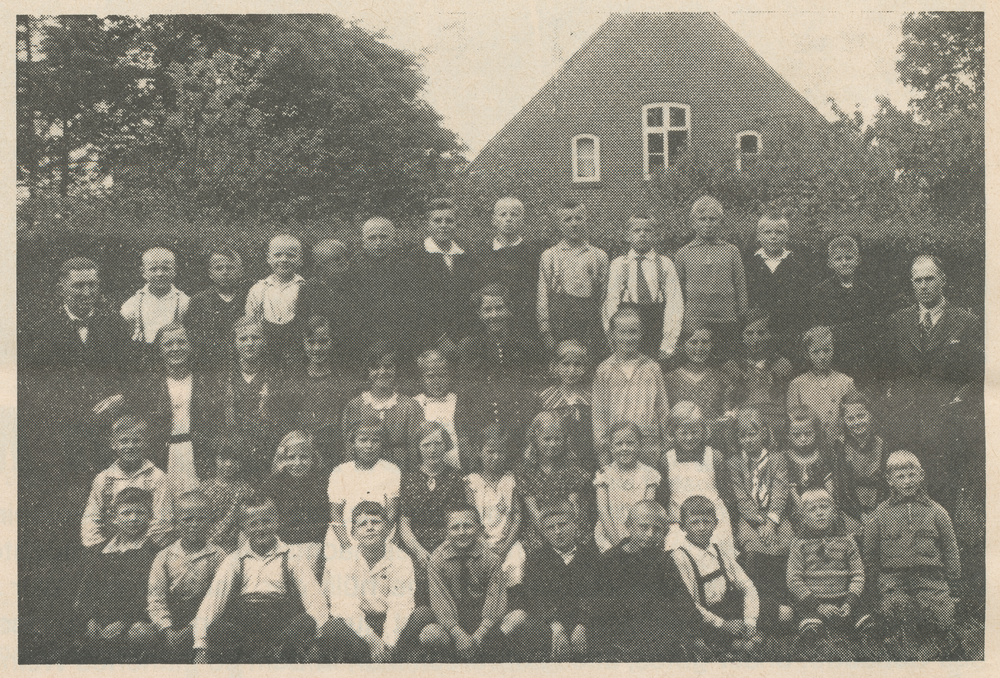Pagrienen, Volksschule, Ostseite, Schulklasse vor der Hecke