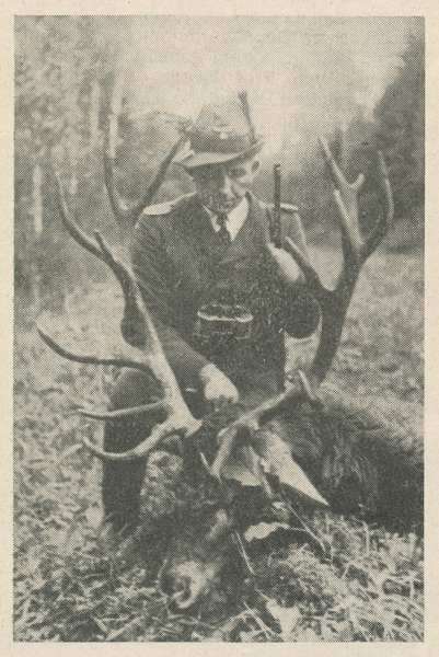 Ibenhorst, Forstmeister und Leiter des Forstamtes Ibenhorst Hans Krause mit erlegtem Hirsch