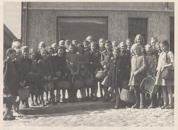 Memel, Kräutersammeln, 2. Klasse der Mädchen-Mittelschule vor dem Blumengeschäft Neumann, Veitstraße