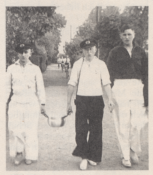 Memel, Sportler des Rudervereins beim Milchholen im Kochtopf (!)