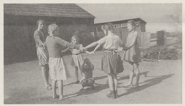 Korallischken, Schule, Auf dem Schulhof
