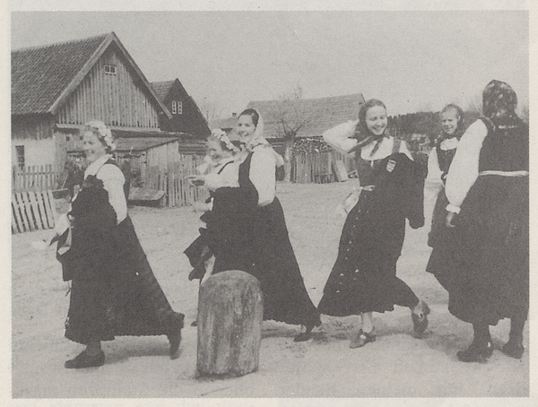 Memelgebiet, Fröhliche Marjellchens in kurischer Tracht