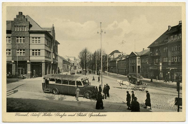 Memel, Adolf-Hitler-Platz mit Städtischer Sparkasse (links)