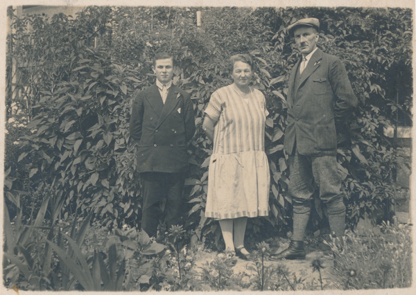 Schwägerau, Emil Schulz mit Freunden im Garten