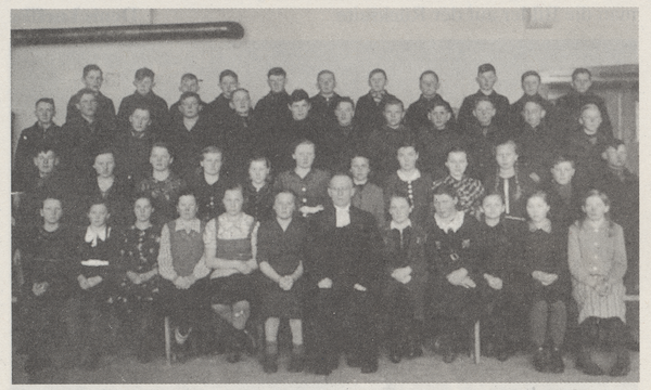 Nattkischken, Konfirmandenunterricht  mit Pfarrer Ogilvie