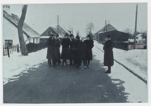 Schwägerau, Sonntagsspaziergang auf der Dorfstraße
