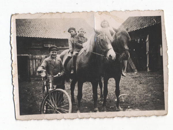 Strasden, Hof der Familie Kreutzmann, Kinder Walter, Werner und Edith