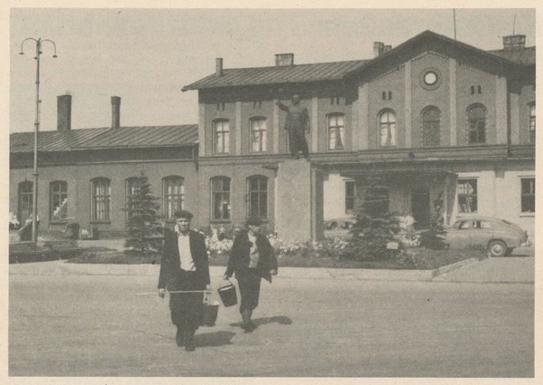 Memel (Klaipėda), Bahnhof mit Lenin-Denkmal