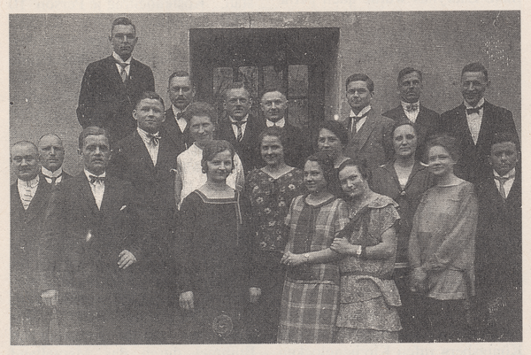 Juschka-Spötzen, Gruppe vor dem Gasthaus "Max Luttkus"