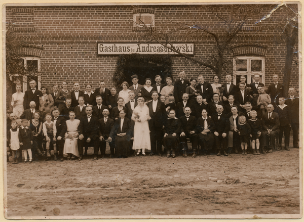 Groß Bartelsdorf, Hochzeit von Franz und Pauline Xionna (geb. Gerlitzki),  Gasthaus bei Andreas  Orlowski