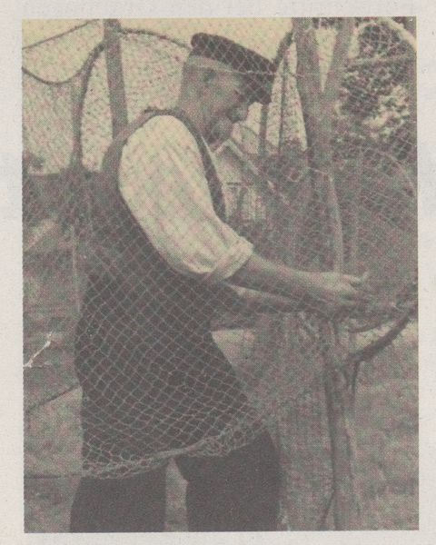 Schwarzort, Martin Resas beim Ordnen der Netze