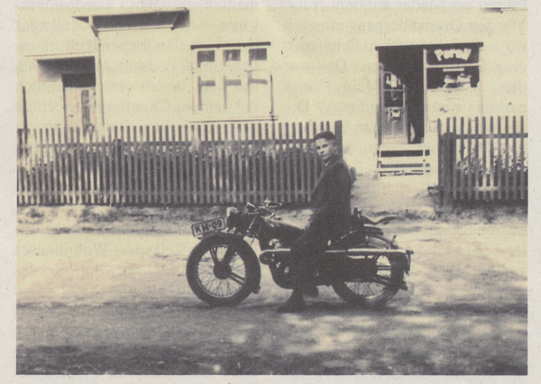Mellneraggen, Vater Hermann Bruhns vor dem Kolonialwarenladen seiner Frau