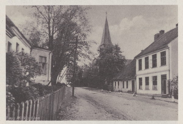 Willkischken, Dorfstraße mit Schulhaus (rechts) und ev. Kirche