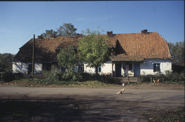 Hochfließ (Калининское), Bauernhaus mit originaler Ziegelbedachung an der Hauptstraße