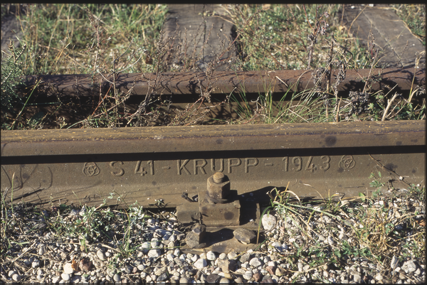 Hohenwaldeck (Токаревка), Bahnschienen der Firma Krupp von 1943 auf der Romintebrücke