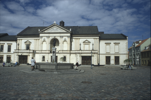 Memel (Klaipėda), Stadttheater mit Simon-Dach-Brunnen