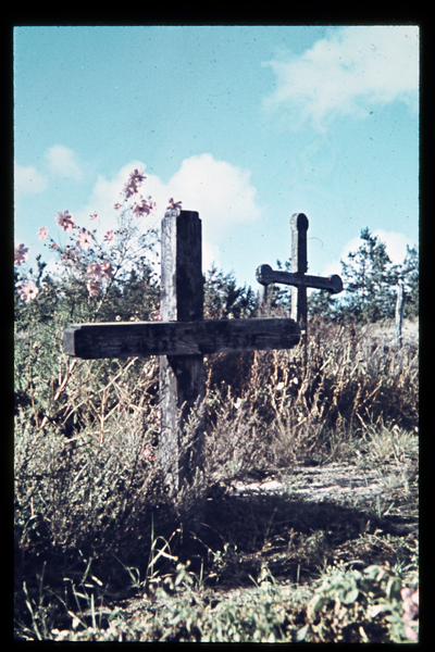 Ostpreußen, zwei Grabkreuze auf einem  Friedhof, wo?