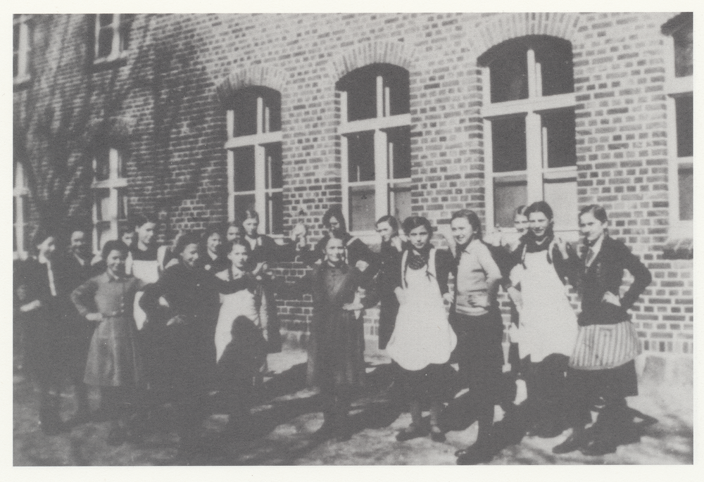 Trappönen, Mädchen der Jahrgänge 1921-23 bei der Übung für Volkstänze