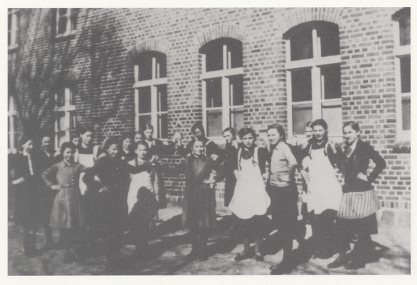 Trappönen, Mädchen der Jahrgänge 1921-23 bei der Übung für Volkstänze