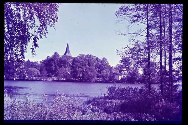 Wargen, Blick über den Kirchen-Teich zur Kirche