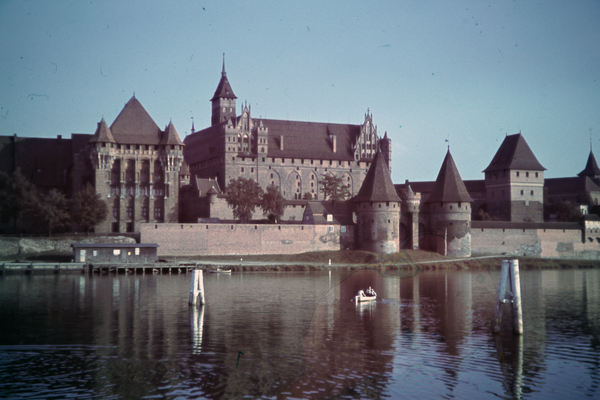 Marienburg, Westpr., Burganlage über die Nogat gesehen