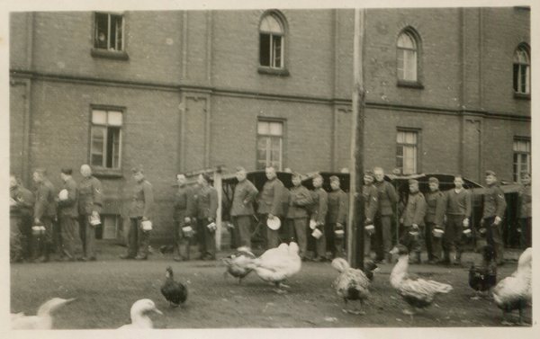 Königsberg (Pr.), Bismarckschule (Lyzeum), Soldaten stehen auf dem Hof bei der Essenausgabe an