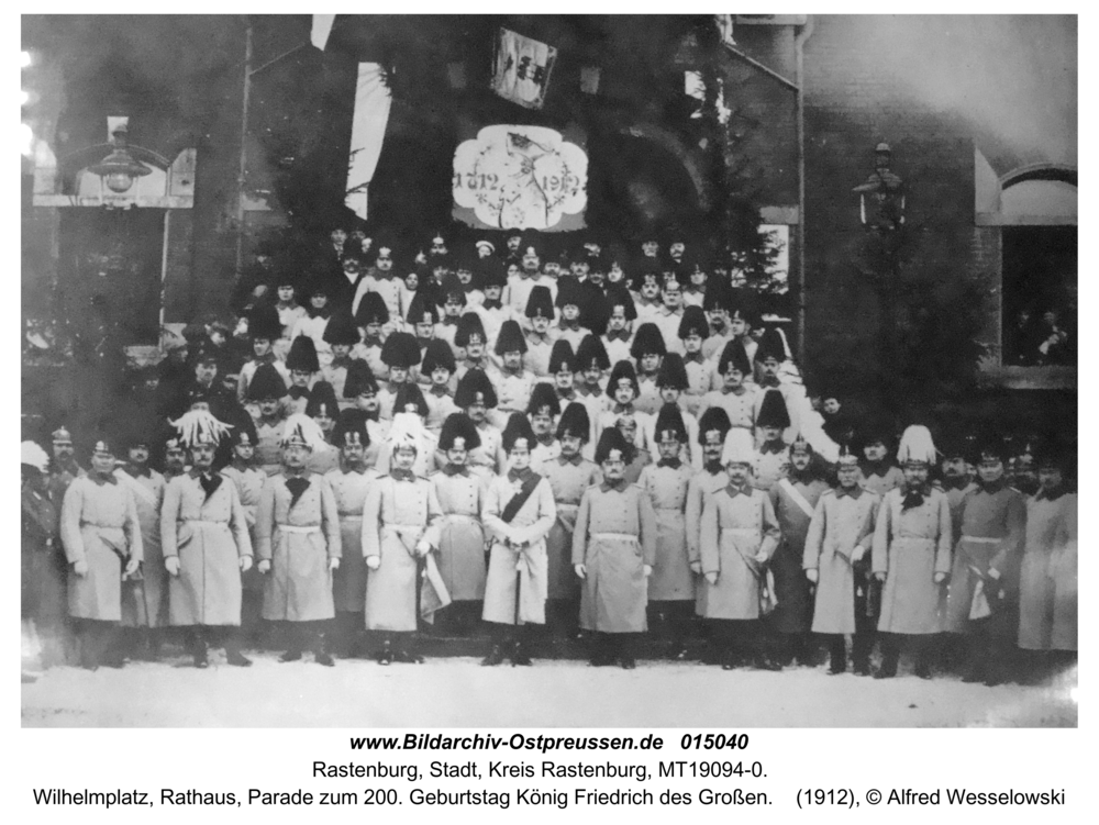 Rastenburg, Wilhelmplatz, Rathaus, Parade zum 200. Geburtstag König Friedrich des Großen