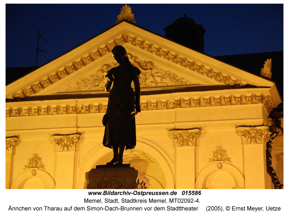 Memel, Ännchen von Tharau auf dem Simon-Dach-Brunnen vor dem Stadttheater