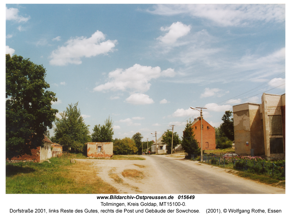 Tollmingen, Dorfstraße 2001, links Reste des Gutes, rechts die Post und Gebäude der Sowchose