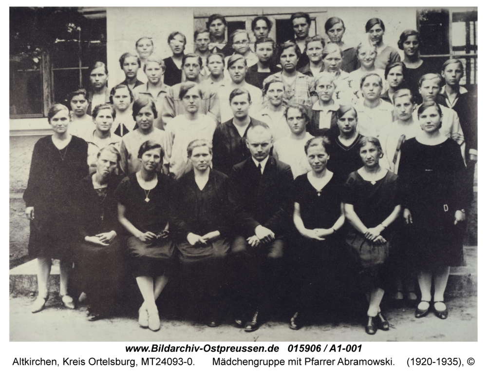 Altkirchen, Mädchengruppe mit Pfarrer Abramowski